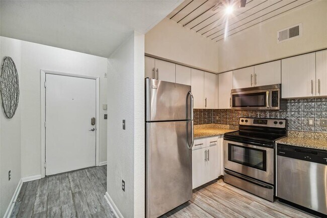 Building Photo - 2440 W Horatio St