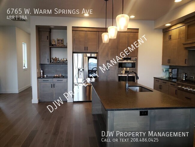 Foto del edificio - Stunning Boise Home, With Path Down To The...