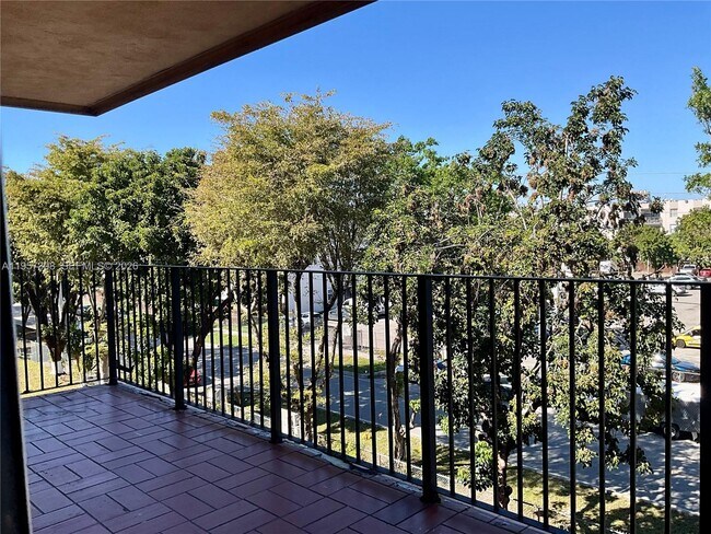 Building Photo - 1910 W 56th St