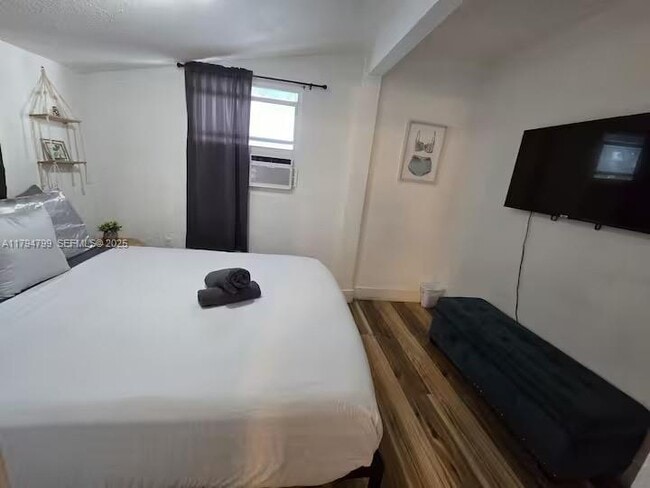 Building Photo - 7638 N Miami Ave