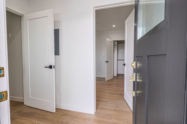 Foto del edificio - 1227 N June St
