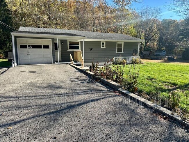 Building Photo - 208 Bridge St