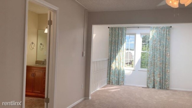 Building Photo - 3 br, 2.5 bath Townhome - 2017 Sussex Ln