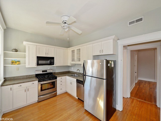 Foto del edificio - 1231 W Addison St
