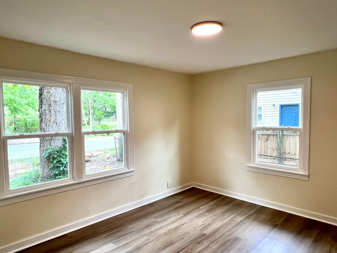 Building Photo - 1521 E Sullenberger Ave