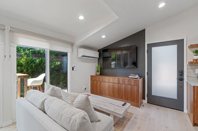 Foto del edificio - 6439 Oakdale Ave