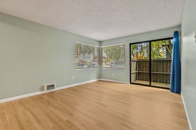 Building Photo - 2 Bedroom 2 bath in the Heart of Ballard