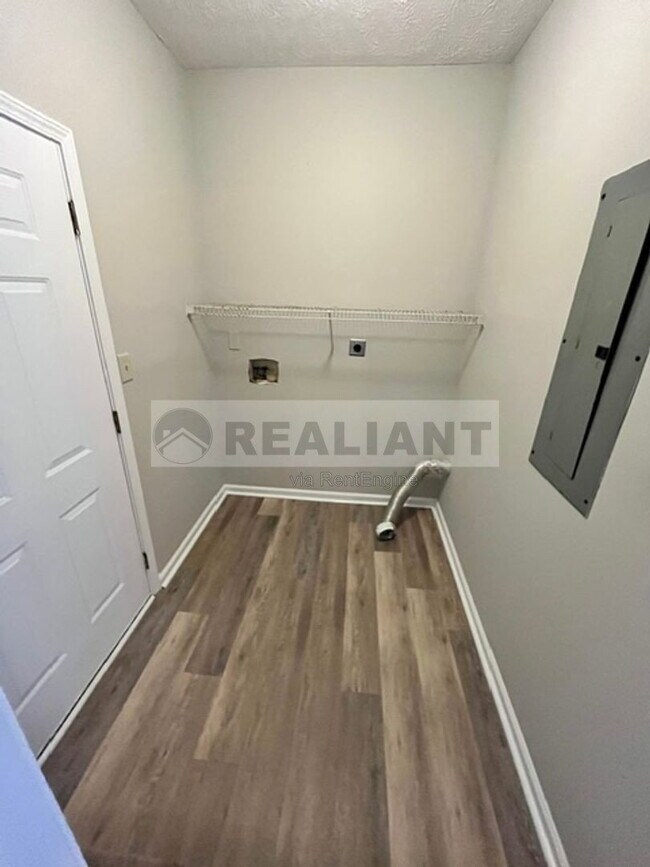 Foto del edificio - 3851 Sugar Creek Dr