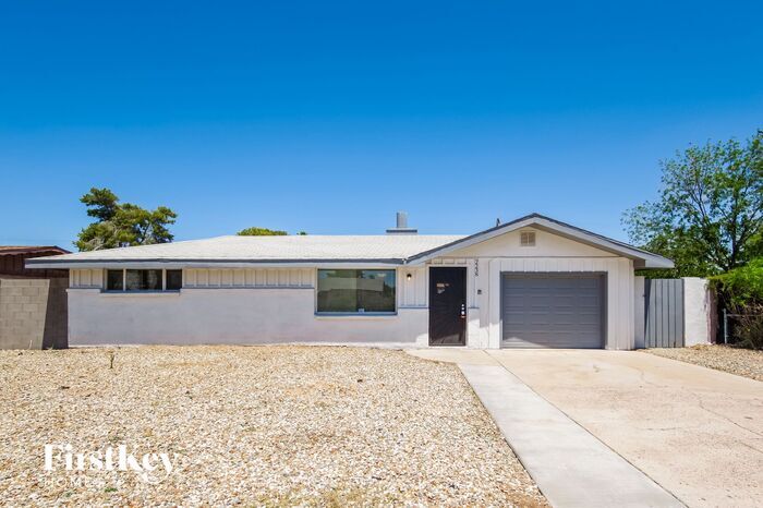 Primary Photo - 2238 E Paradise Ln