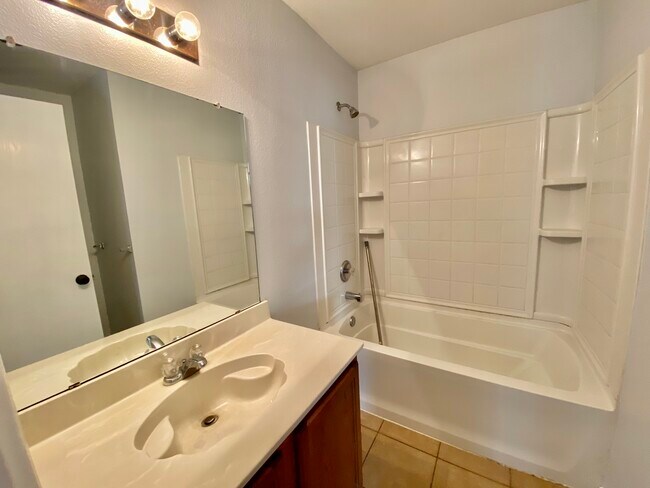 Baño de invitados - 8014 Stowe Springs Ln