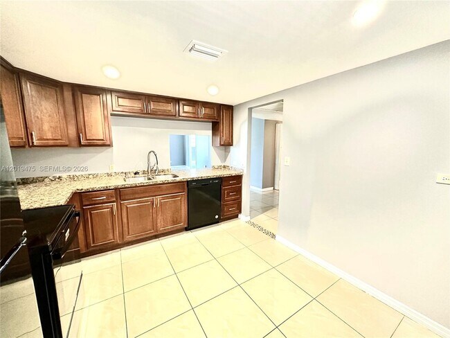Foto del edificio - 443 NE 195th St