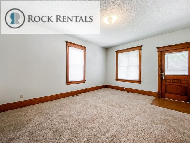 Building Photo - Large 4 Bed 2 Bath Home