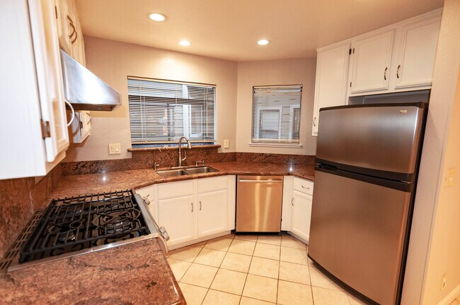 Building Photo - 131 Redding Road #C, 2 bedroom 2.5 bath 2 ...