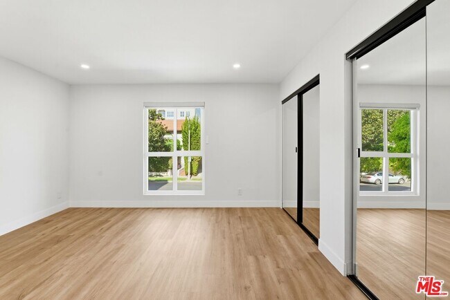 Foto del edificio - 1861 Midvale Ave