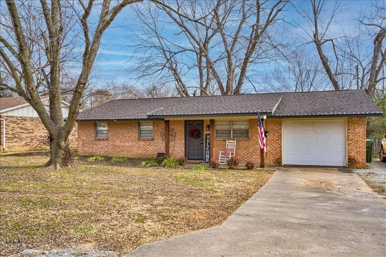 Primary Photo - Quaint Rogers Home!