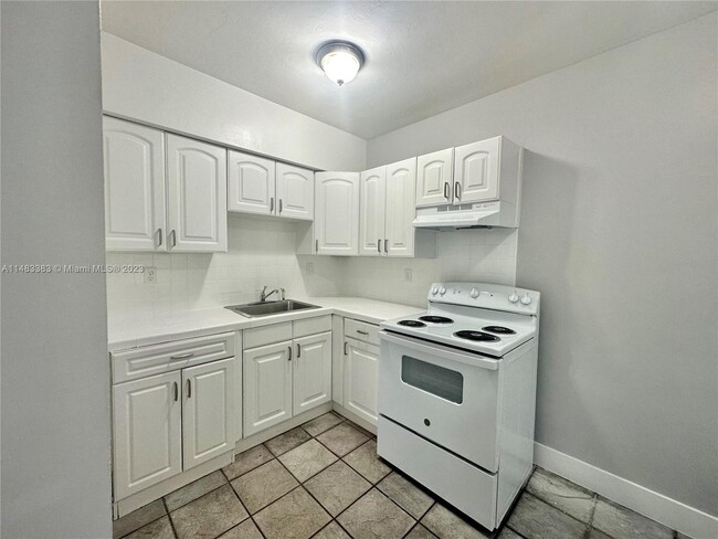 Building Photo - 4300 Sea Grape Dr