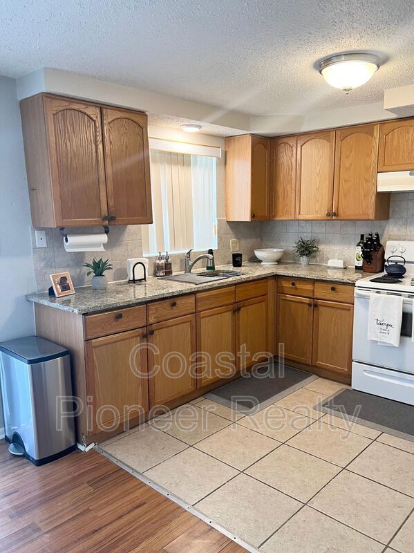 Building Photo - 4651 Manor Dr