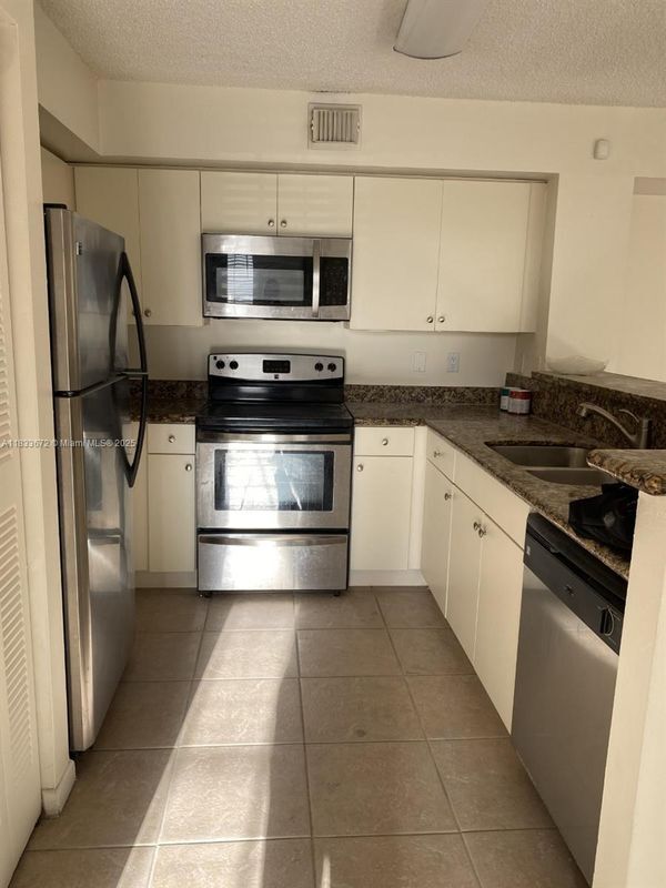 Foto del edificio - 1749 Village Blvd
