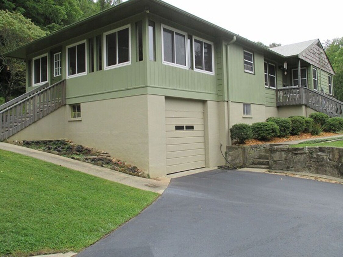 Primary Photo - 1115 Bee Tree Rd