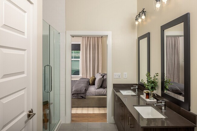 Baño tipo spa con elegante ducha de cristal y azulejos personalizados hasta el techo. - AMLI Brookhaven