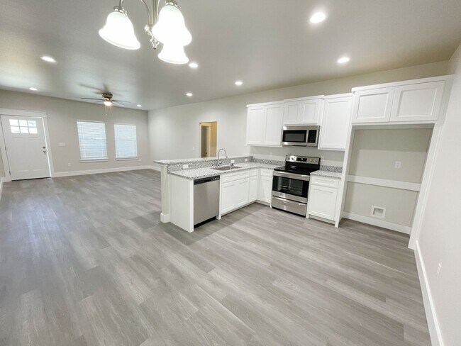 Foto del edificio - Beautiful 4 bedroom 2 Bath Home in New Com...
