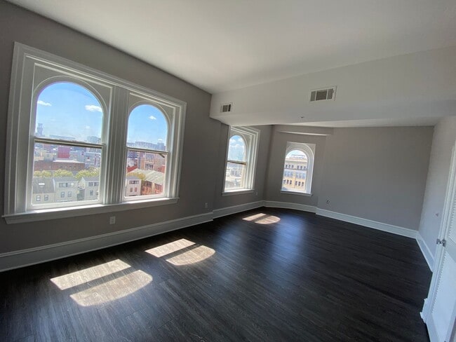 Interior Photo - 306 W Franklin