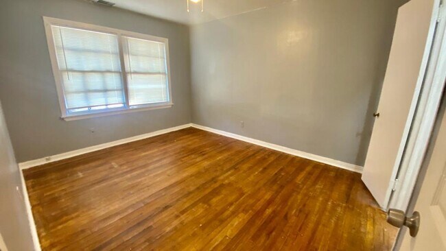 Foto del edificio - Handyman Special $0 First Month's Rent / “...