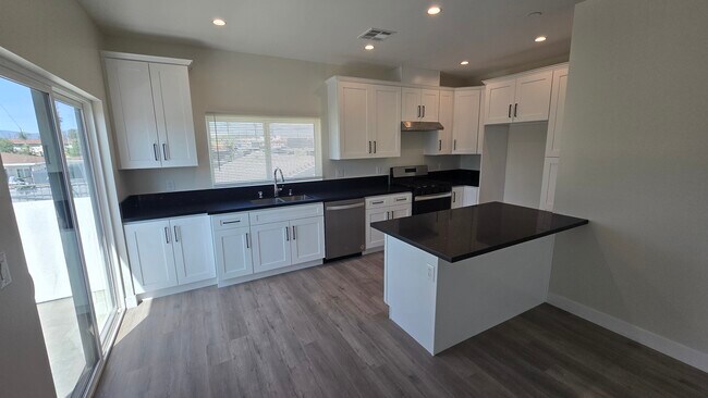 Foto del edificio - 6722 Simpson Ave