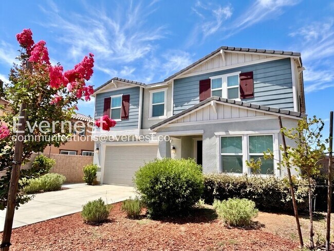 Building Photo - 4 Bed/3 Bath Home with Fenced Yard & Garage / Vouchers Accepted / Available Now!