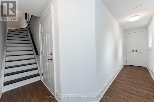 Building Photo - 30 Lunar Cres