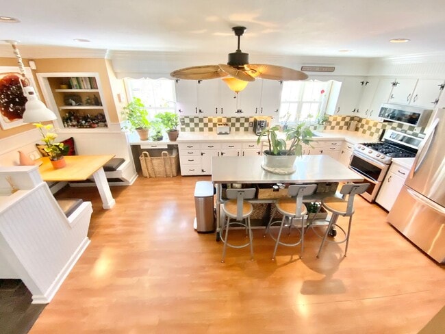 Foto del edificio - Charming 3-Bedroom 2-Bathroom Ranch in Laurel Hill Available 6/1