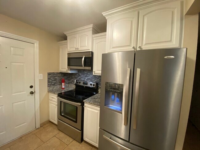 Kitchen - 810 W La Quinta Dr