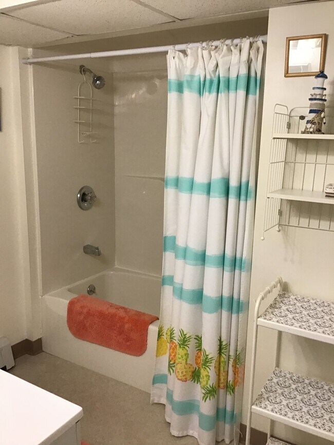 Baño - 1624 N Webster Ave