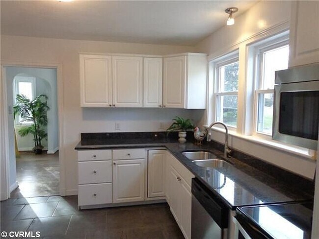 Building Photo - Beautiful home waiting for you!