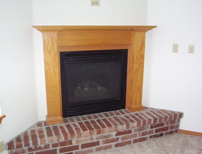 Building Photo - Corner lot 2 bedroom duplex in great locat...