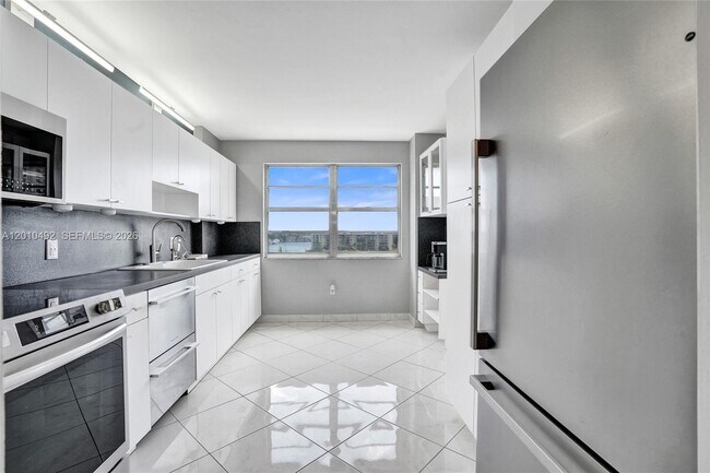 Foto del edificio - 2851 NE 183rd St