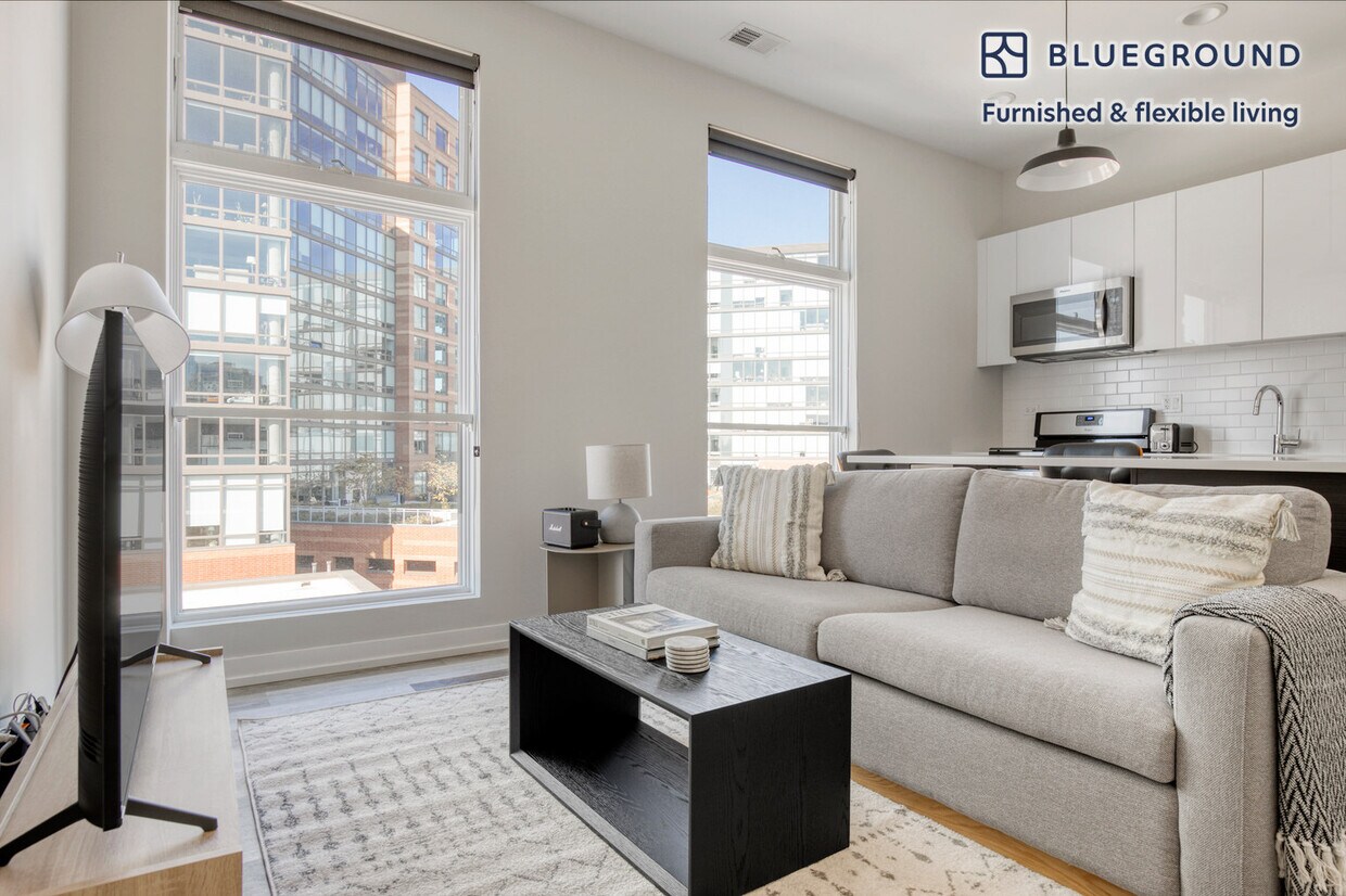 Foto principal - 713 N Milwaukee Ave