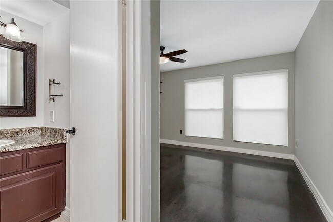 Foto del edificio - 13109 Burninglog Ln