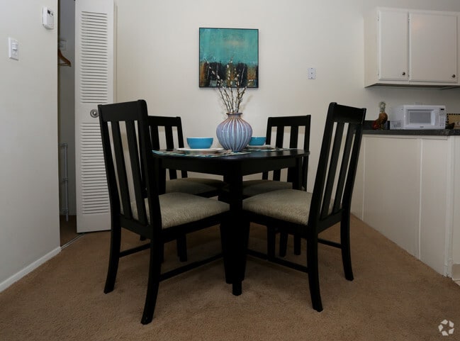 Dining Room - North Arch Village