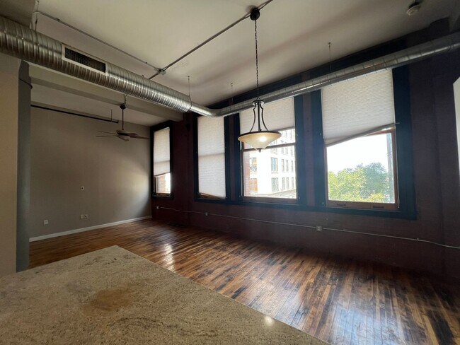 Foto del edificio - Updated Two Bedroom Loft Available Downtown!