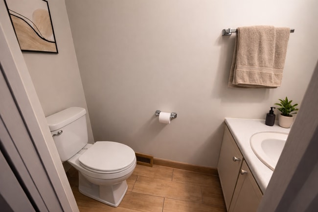 Building Photo - 624 Summit House