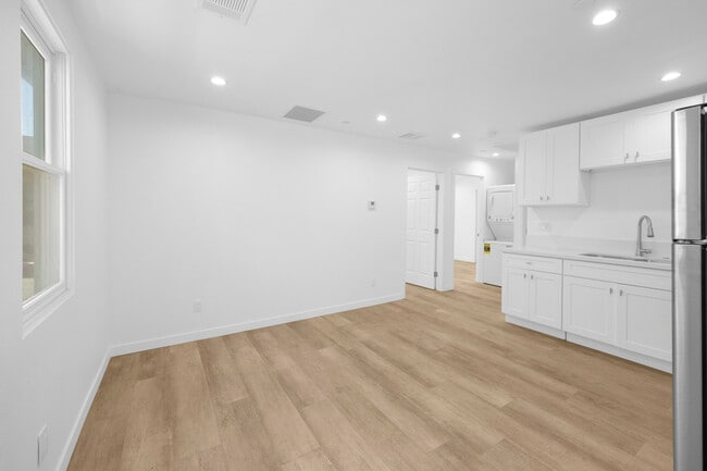 Building Photo - 308 N Catalina Ave
