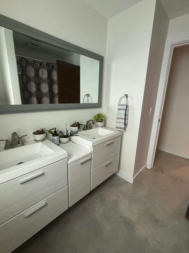 Foto del edificio - 4250 Marlowe Dr