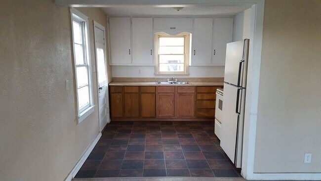 kitchen - 709 N Alameda St