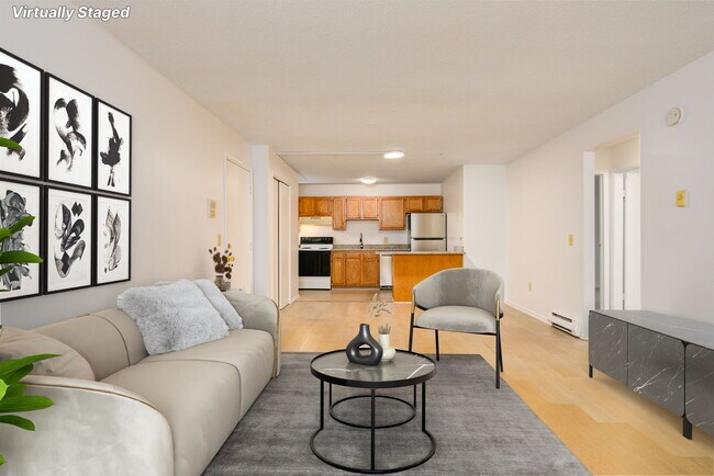 Amplia sala de estar - 221 Stow Ave., Hudson Terrace Apts.
