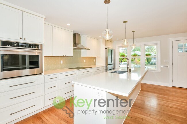 Foto del edificio - Stylish Four Bedroom Home with Hardwood Floors and Outdoor Space