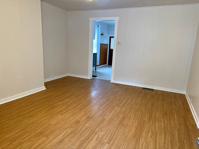 Building Photo - Spacious 1 bedroom 1 bath for rent