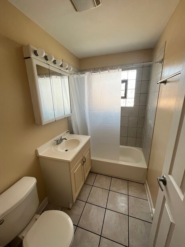 Foto del edificio - 6450 S New England Ave