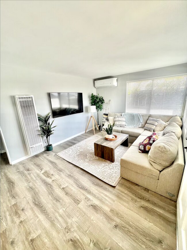 Building Photo - Fully Furnished 2BR Home with Huge Yard & ...