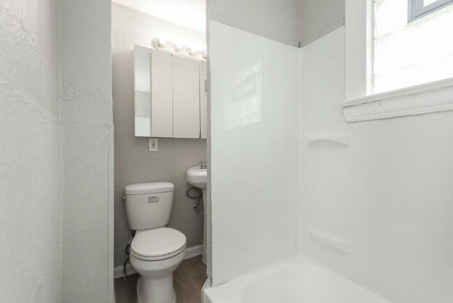 Foto del edificio - Spacious 3 bedroom/1 bath Single house! Ga...